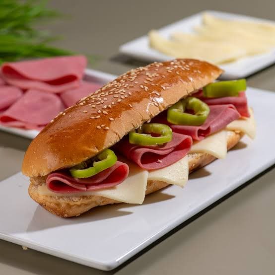 Salamlı Kaşarlı Sandviç